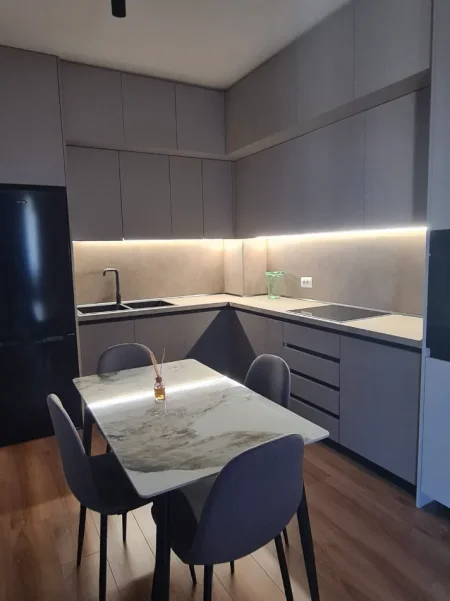 Tirane, jepet me qera apartament 1+1+Ballkon Kati 3, 70 m² 700 € (Ambasades Amerikane/Rruga Drago Siliq)