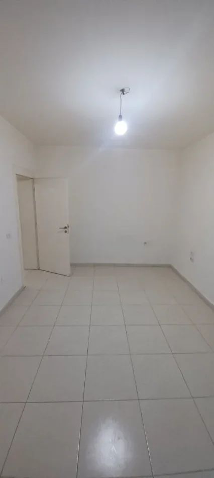 Tirane, jepet me qera apartament 3+1+Ballkon Kati 2, 400 € (Xhamllik)