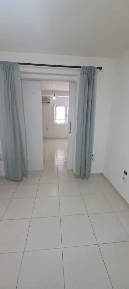 Tirane, jepet me qera apartament 3+1+Ballkon Kati 2, 400 € (Xhamllik)