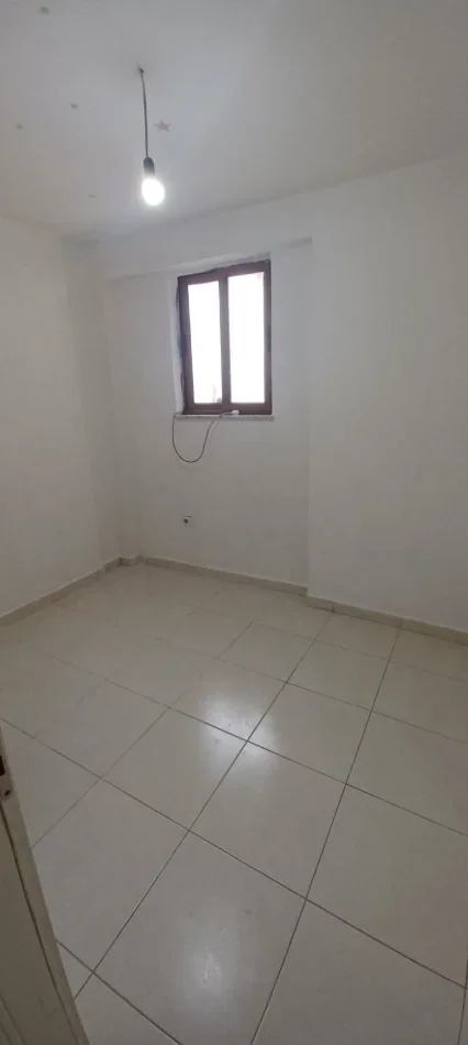 Tirane, jepet me qera apartament 3+1+Ballkon Kati 2, 400 € (Xhamllik)
