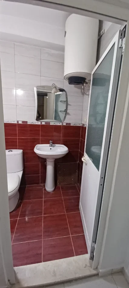 Tirane, jepet me qera apartament 3+1+Ballkon Kati 2, 400 € (Xhamllik)
