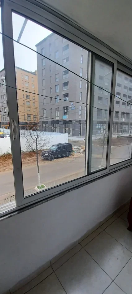 Tirane, jepet me qera apartament 3+1+Ballkon Kati 2, 400 € (Xhamllik)