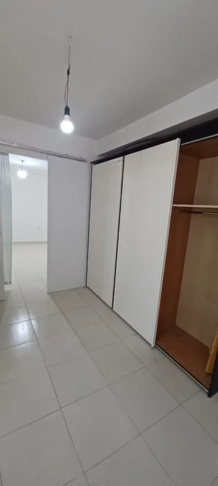Tirane, jepet me qera apartament 3+1+Ballkon Kati 2, 400 € (Xhamllik)