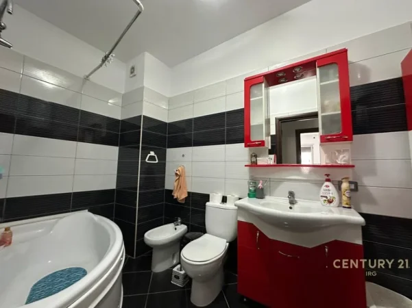 Tirane, jepet me qera apartament 2+1 Kati 2, 90 m² 500 € 