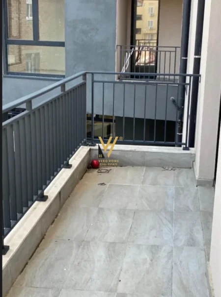 Tirane, jepet me qera apartament 1+1+Ballkon Kati 3, 89 m² 800 € (PAZARI I RI)