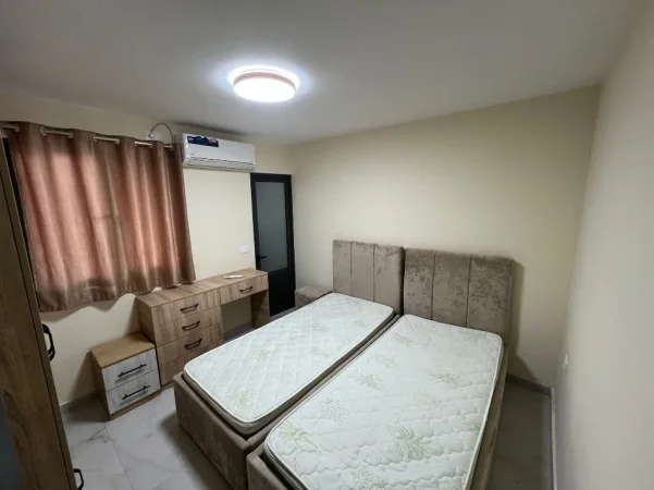 Tirane, jepet me qera apartament 1+1 Kati 1, 350 € (Shkolla Bashkuar)
