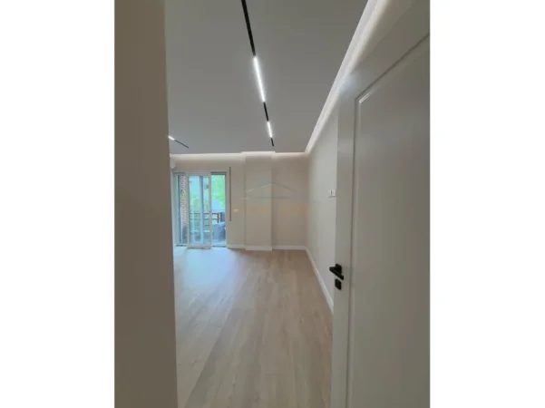 Tirane, jepet me qera ambjent biznesi Kati 2, 131 m² 2.000 € (AIR ALBANIA)