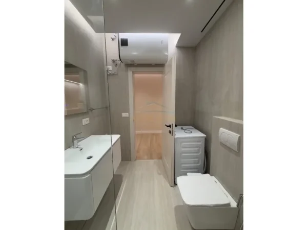 Tirane, jepet me qera ambjent biznesi Kati 2, 131 m² 2.000 € (AIR ALBANIA)