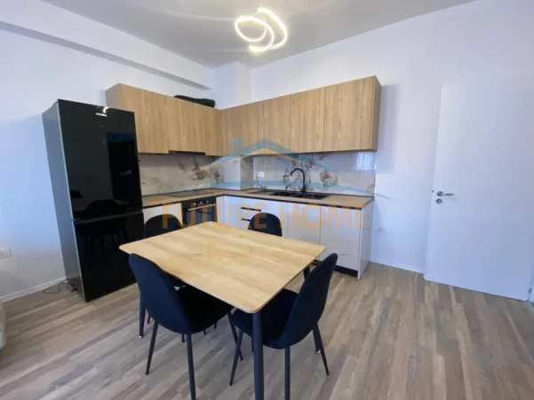 Tirane, jepet me qera apartament 1+1+Ballkon Kati 8, 81 m² 550 € (unaza e re)