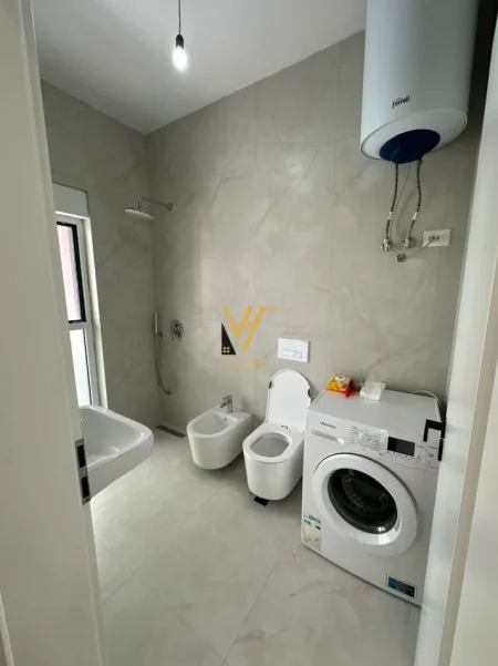 Tirane, jepet me qera apartament 1+1+Ballkon Kati 7, 63 m² 470 € (ALI DEMI)