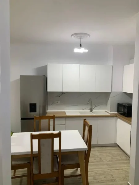 Tirane, jepet me qera apartament 1+1+Ballkon Kati 3, 72 m² 500 € (YZBERISHT)