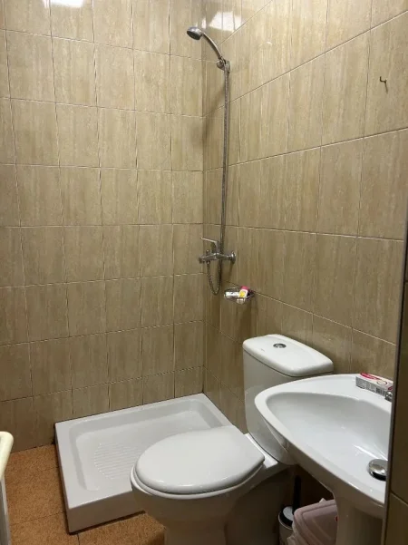 Tirane, jepet me qera apartament 1+1+Ballkon Kati 3, 50 m² 450 € (SHESHI WILLSON)