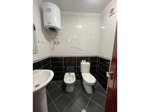 Tirane, jepet me qera apartament 2+1+Ballkon , 100 m² 600 € (Pranë Bar Artisti)