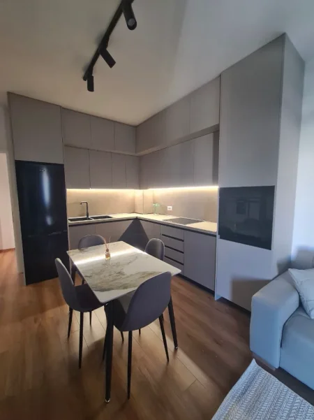 Tirane, jepet me qera apartament 1+1 Kati 3, 70 m² 700 € (Rruga e Elbasanit)