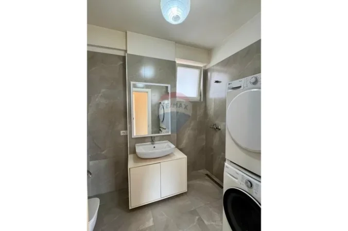 Tirane, shes 2+1+Ballkon , 105 m² 278.000 € (liqeni i thate)