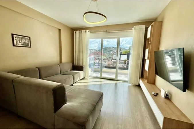 Tirane, shes 2+1+Ballkon , 105 m² 278.000 € (liqeni i thate)