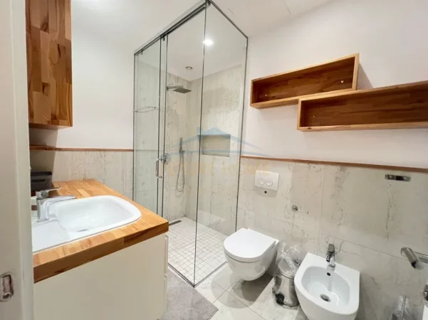 Tirane, jepet me qera apartament 3+1+2+2 PARKIME, Kati 6, 155 m² 1.500 € (KOMUNA E PARISIT , Prane Kristal)