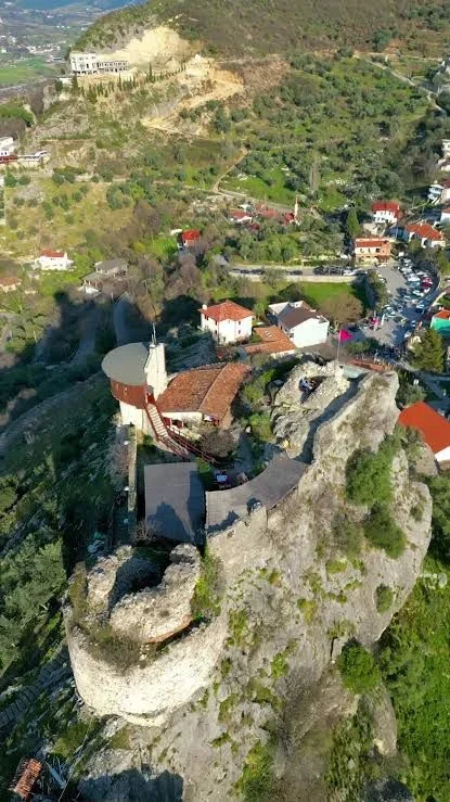 Tirane, shitet toke , 2.500 m² 212.500 € (Petrele)