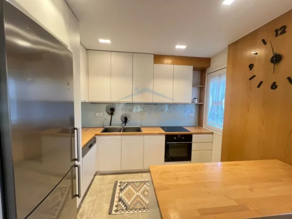 Tirane, jepet me qera apartament 3+1 Kati 6, 155 m² 1.500 € (KOMUNA E PARISIT)