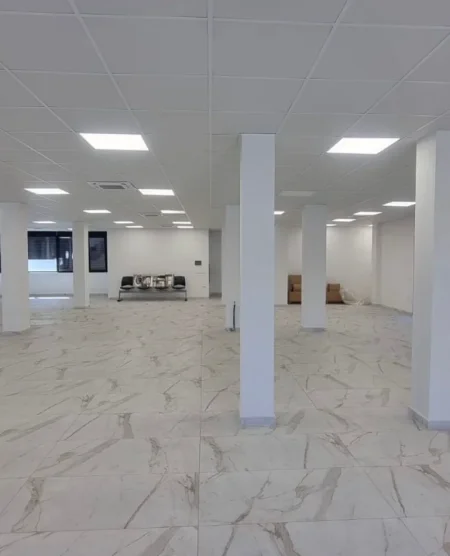 Tirane, jepet me qera zyre Kati 2, 280 m² 3.000 € (TEG)