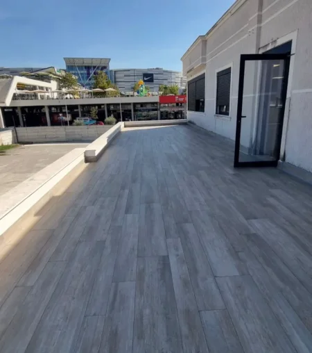 Tirane, jepet me qera zyre Kati 2, 280 m² 3.000 € (TEG)