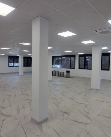 Tirane, jepet me qera zyre Kati 2, 280 m² 3.000 € (TEG)