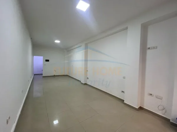 Tirane, jepet me qera dyqan Kati 0, 40 m² 530 € (Ish Ekspozita, Gjykata)