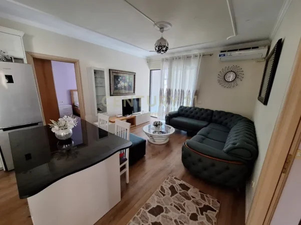 Tirane, jepet me qera apartament 2+1 Kati 8, 90 m² 450 € (prane kmy)