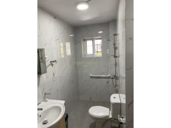 Tirane, jepet me qera apartament 1+1 Kati 2, 60 m² 550 € (tirana e re)