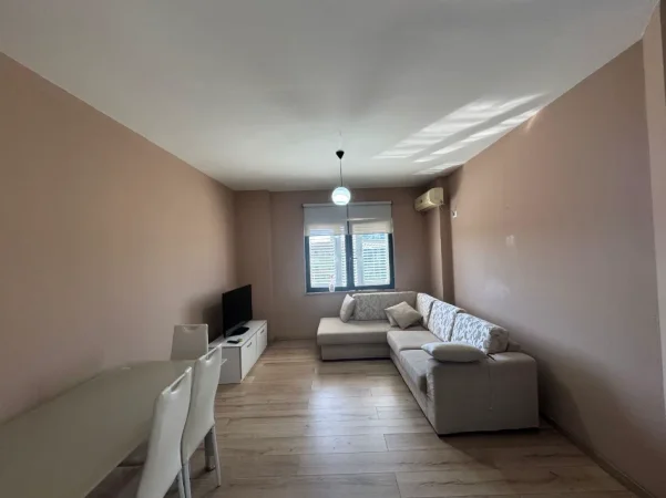 Tirane, jepet me qera apartament 1+1 Kati 5, 70 m² 500 € (KOMPLEKSI USLUGA)