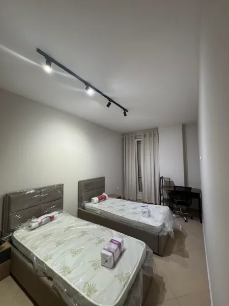 Tirane, jepet me qera apartament 2+1 Kati 0, 70 m² 720 € (Rr. Peti)