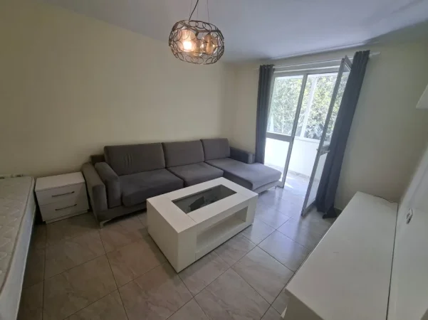 Tirane, jepet me qera apartament 2+1 cmimi 750 € (Ish Ekspozita)