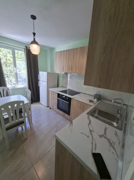 Tirane, jepet me qera apartament 2+1 cmimi 750 € (Ish Ekspozita)