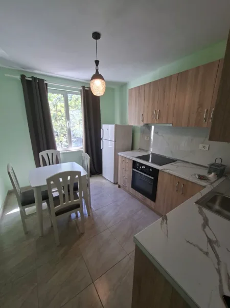Tirane, jepet me qera apartament 2+1 cmimi 750 € (Ish Ekspozita)