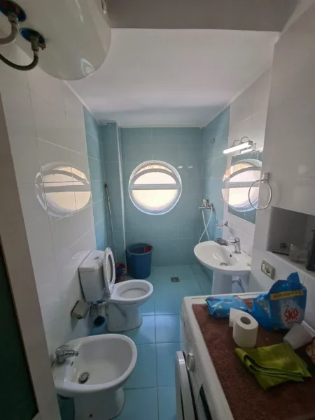 Tirane, jepet me qera apartament 2+1 cmimi 750 € (Ish Ekspozita)