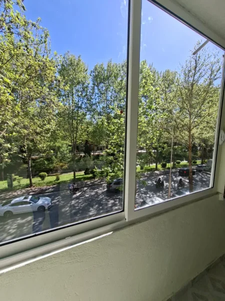 Tirane, jepet me qera apartament 2+1 cmimi 750 € (Ish Ekspozita)