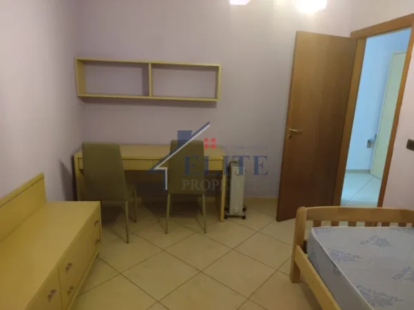 Tirane, jepet me qera apartament 2+1+Ballkon Kati 4, 120 m² 700 € (Ish Restorant Durresi)