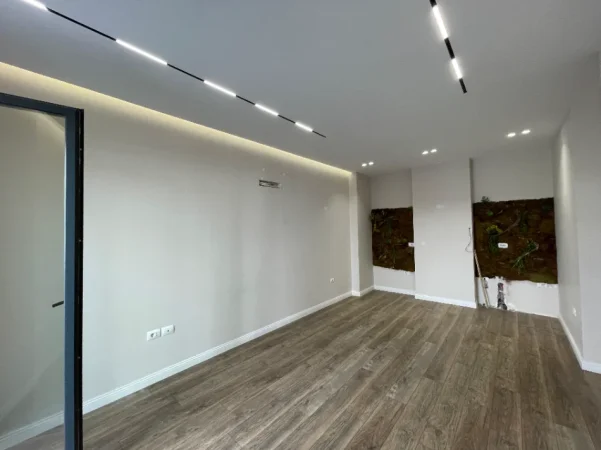 Tirane, jepet me qera zyre Kati 1, 75 m² 800 € (Rruga Xhanfize Keko)