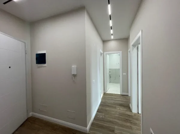 Tirane, jepet me qera zyre Kati 1, 75 m² 800 € (Rruga Xhanfize Keko)