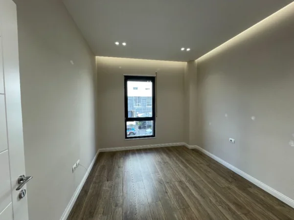 Tirane, jepet me qera zyre Kati 1, 75 m² 800 € (Rruga Xhanfize Keko)