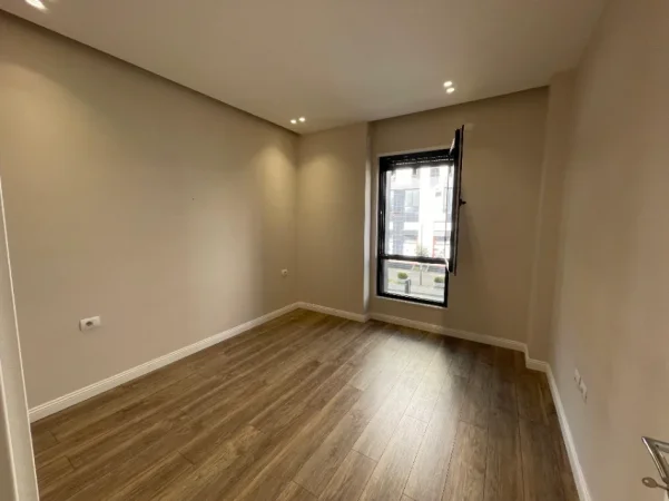 Tirane, jepet me qera zyre Kati 1, 75 m² 800 € (Rruga Xhanfize Keko)