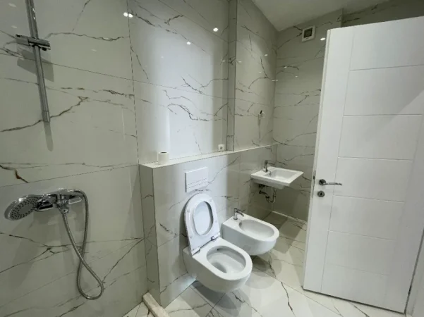 Tirane, jepet me qera zyre Kati 1, 75 m² 800 € (Rruga Xhanfize Keko)