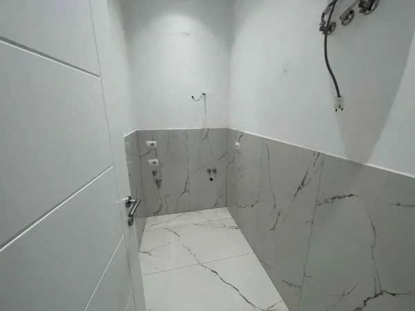 Tirane, jepet me qera zyre Kati 1, 75 m² 800 € (Rruga Xhanfize Keko)