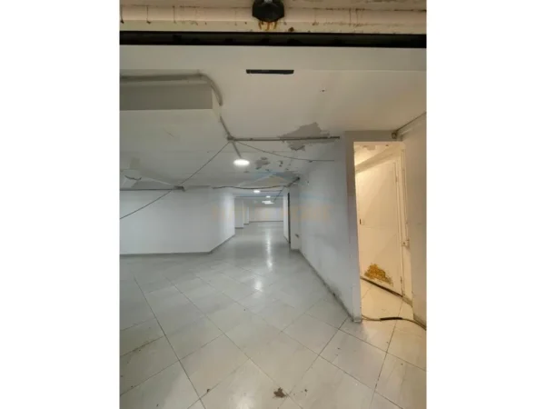Tirane, jepet me qera ambjent biznesi Kati -1, 402 m² 402 € (Bllok)