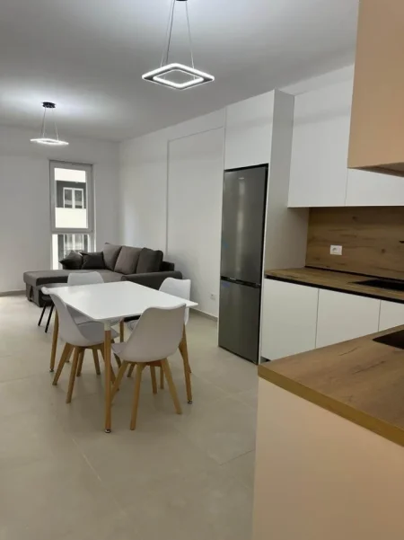 Tirane, jepet me qera apartament 2+1 , 98 m² 500 € (Univers City)