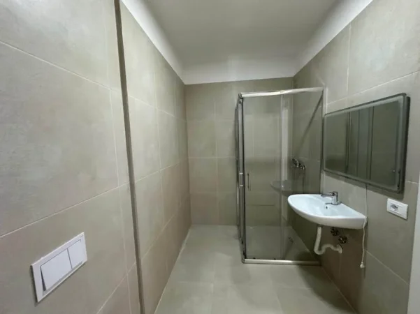 Tirane, jepet me qera apartament 2+1 , 98 m² 500 € (Univers City)