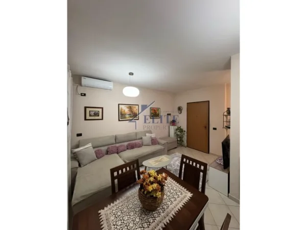 Tirane, jepet me qera apartament 1+1+Ballkon , 65 m² 470 € (Univers Lounge)