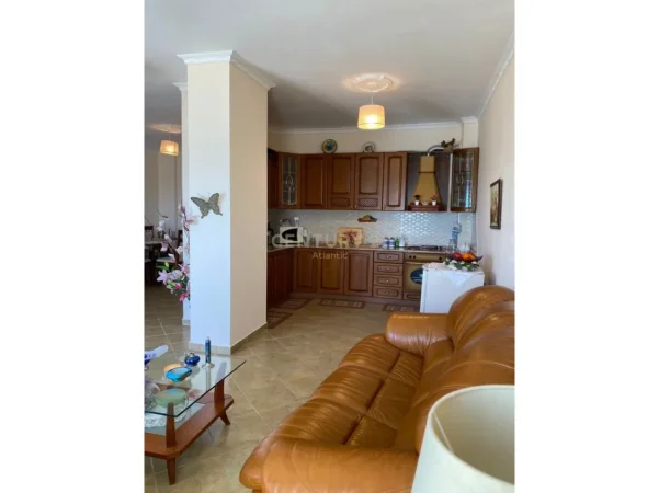 Durres, jepet me qera apartament 2+1+Ballkon Kati 7, 105 m² 700 € (Plazh,hekurudha)