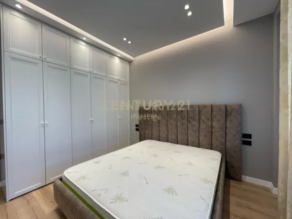 Tirane, jepet me qera apartament 1+1+Ballkon Kati 1, 76 m² 700 € (Komuna e Parisit)