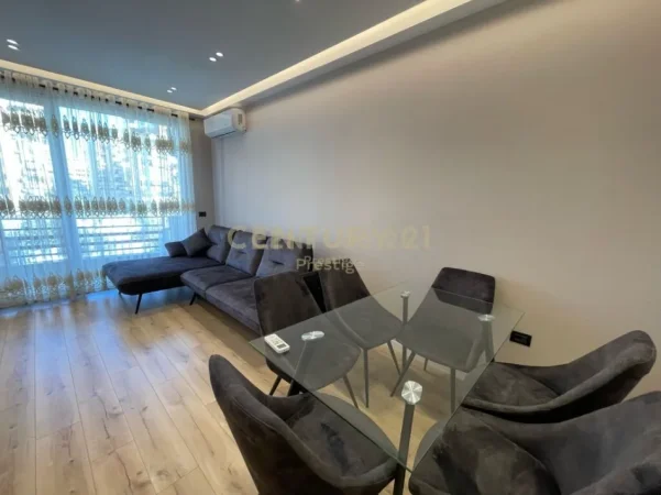 Tirane, jepet me qera apartament 1+1+Ballkon Kati 1, 76 m² 700 € (Komuna e Parisit)